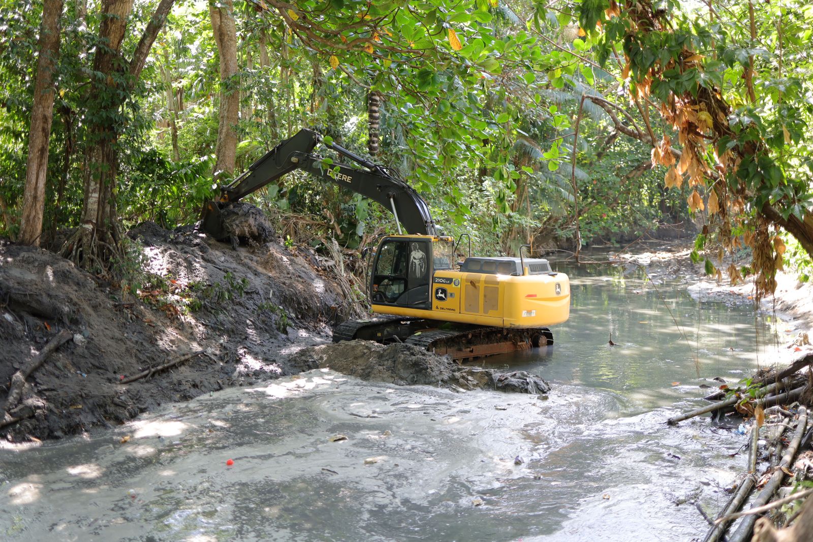 Prefeitura-de-Manaus-executa-dragagem-em-igarape-do-conjunto-Petros-no-bairro-Coroado-3